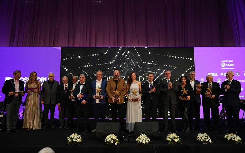 Bosphorus Boat Show | On Land! People in a conference