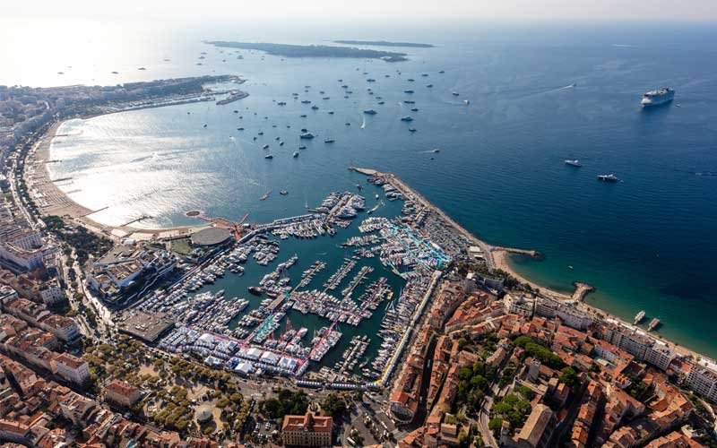 Since 1977, the Cannes Yachting Festival takes place every September in elegant, luxurious surroundings in the sparkling bay of Cannes.