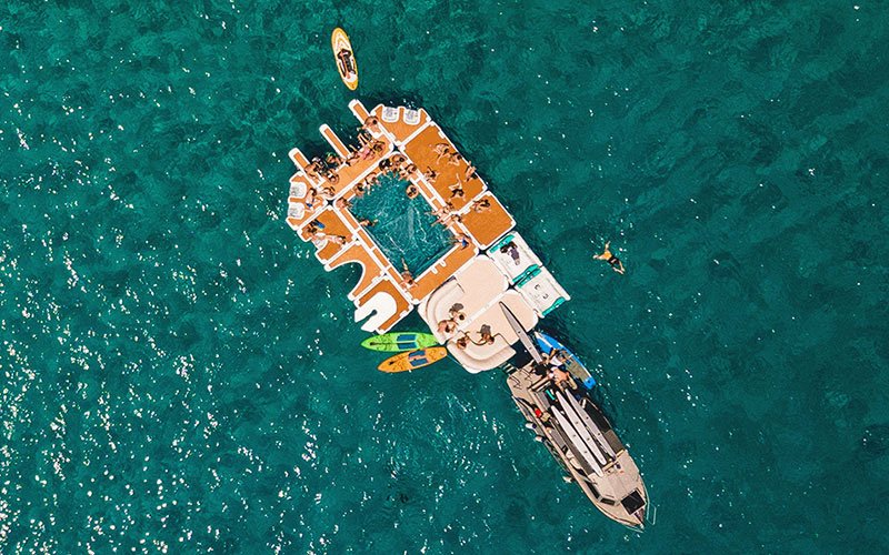 With YACHTBEACH by Spinera you create your own little beach directly on the boat or as an elegant bathing terrace in your pond or lake.