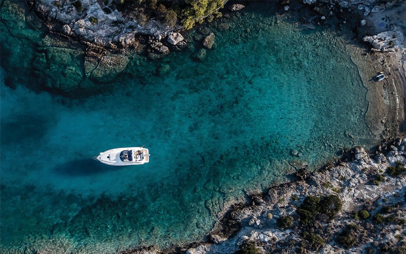 Yacht in Mykonos help you to escape from the ordinary with the Yacht Maxim 40! A fabulous yacht built in 2010 by Overmarine Sunseeker.