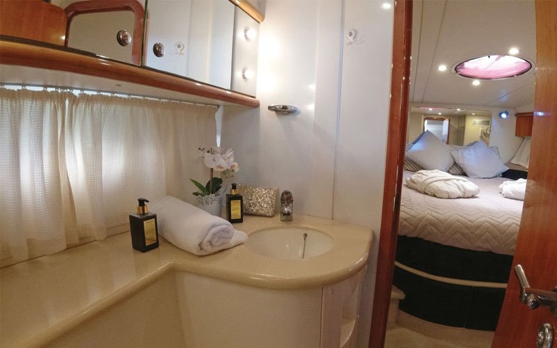 Yacht in Mykonos help you to escape from the ordinary with the Yacht Maxim 40! A fabulous yacht built in 2010 by Overmarine Sunseeker.