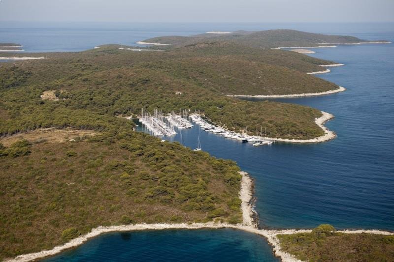 ACI Marina Palmizana, open from April to end of October, is one of the most beautiful marinas in the Adriatic. It is located in its namesake bay.