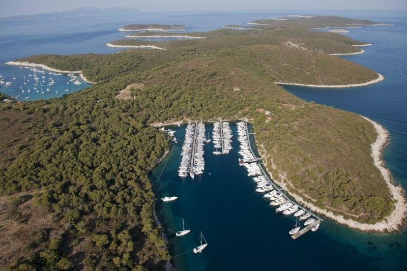 ACI Marina Palmizana, open from April to end of October, is one of the most beautiful marinas in the Adriatic. It is located in its namesake bay.