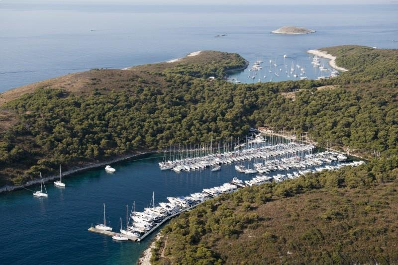 ACI Marina Palmizana, open from April to end of October, is one of the most beautiful marinas in the Adriatic. It is located in its namesake bay.