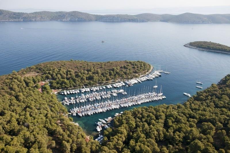 ACI Marina Palmizana, open from April to end of October, is one of the most beautiful marinas in the Adriatic. It is located in its namesake bay.