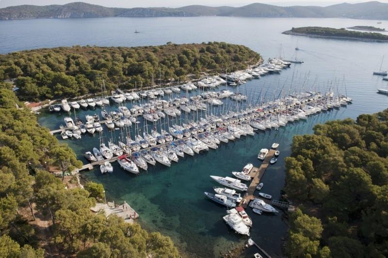 ACI Marina Palmizana, open from April to end of October, is one of the most beautiful marinas in the Adriatic. It is located in its namesake bay.