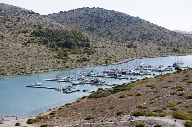 ACI Marina Piskera is located between the islands of Piskera and Panitula Vela, where the ACI flag flies on the island’s highest prominence.