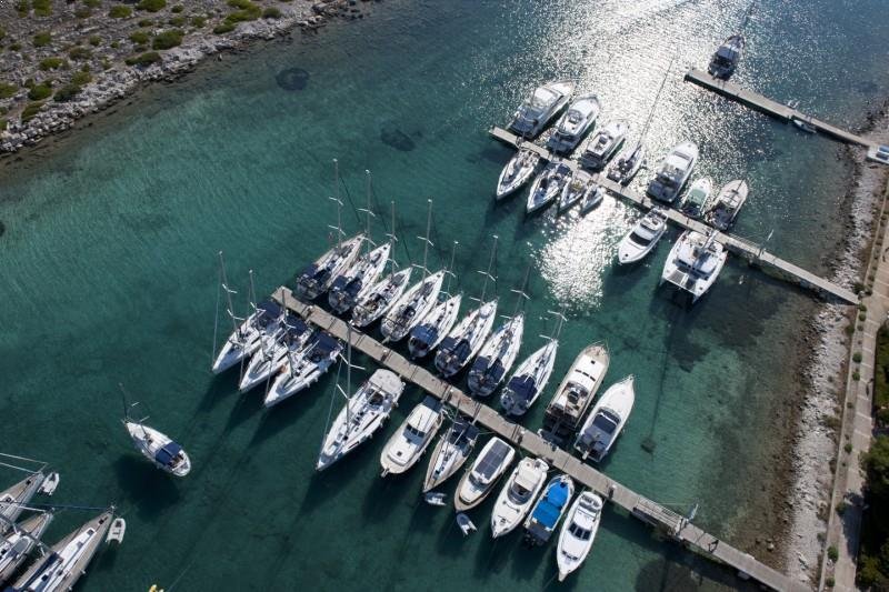 ACI Marina Piskera is located between the islands of Piskera and Panitula Vela, where the ACI flag flies on the island’s highest prominence.