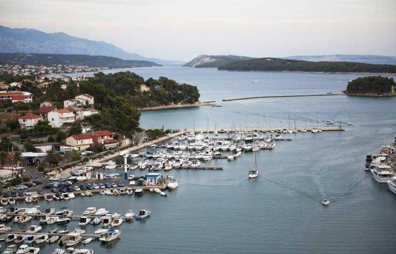 ACI Marina Rab is located in the town harbour and offers a plethora of amenities to boaters, from a restaurant to a maintenance and repairs shop.