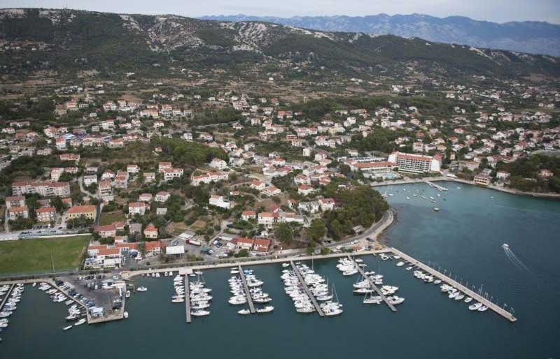 ACI Marina Rab is located in the town harbour and offers a plethora of amenities to boaters, from a restaurant to a maintenance and repairs shop.