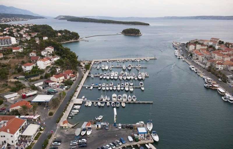 ACI Marina Rab is located in the town harbour and offers a plethora of amenities to boaters, from a restaurant to a maintenance and repairs shop.