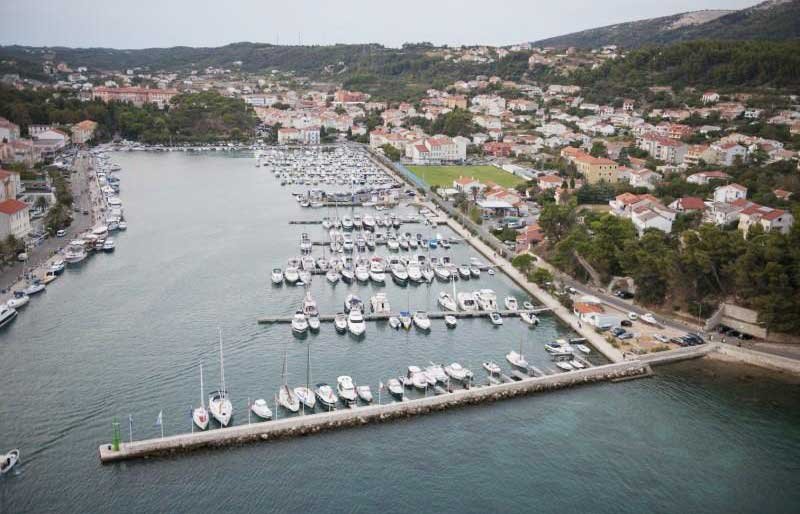 ACI Marina Rab is located in the town harbour and offers a plethora of amenities to boaters, from a restaurant to a maintenance and repairs shop.