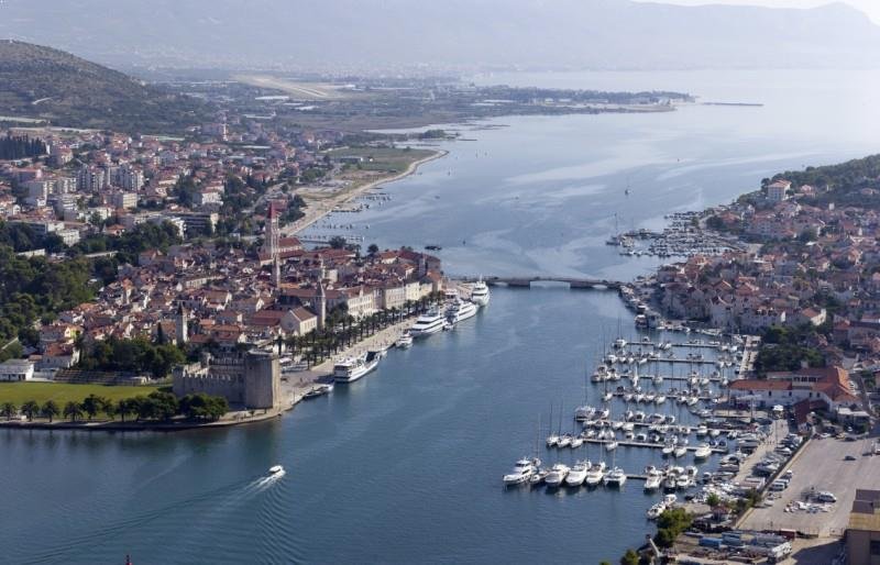 ACI Marina Trogir is open all year round and offers a fabulous view of the charming promenade of Trogir and of St. Lawrence’s Cathedral bell tower.