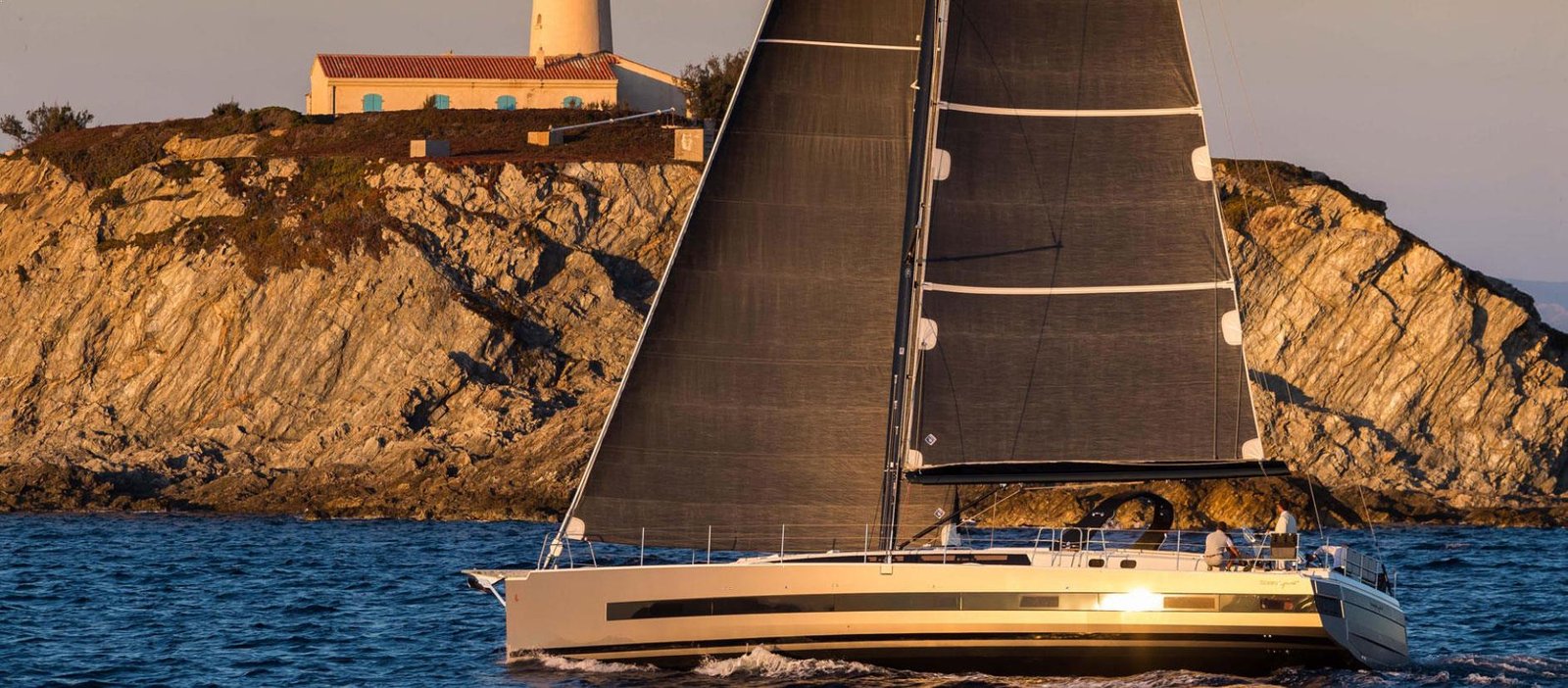 BENETEAU is committed to offering exclusive services to its boaters and gracefully puts 136 years of expertise at the heart of a long-lasting relationship.