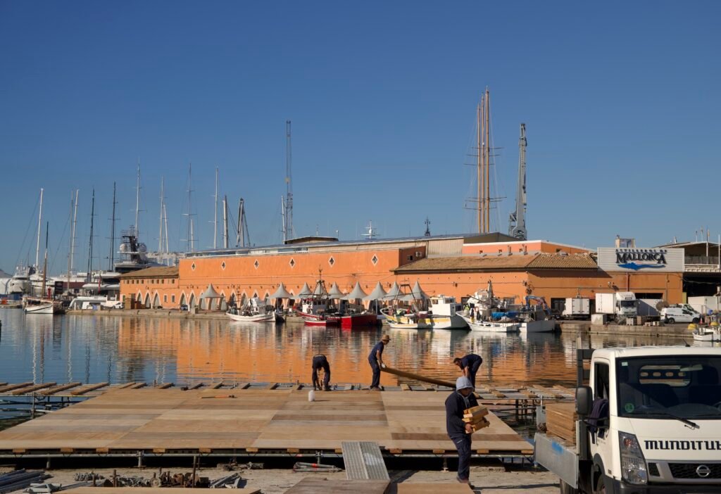 More than 200 professionals are putting the finishing touches on the exhibition grounds that will host the next edition of the Palma International Boat Show