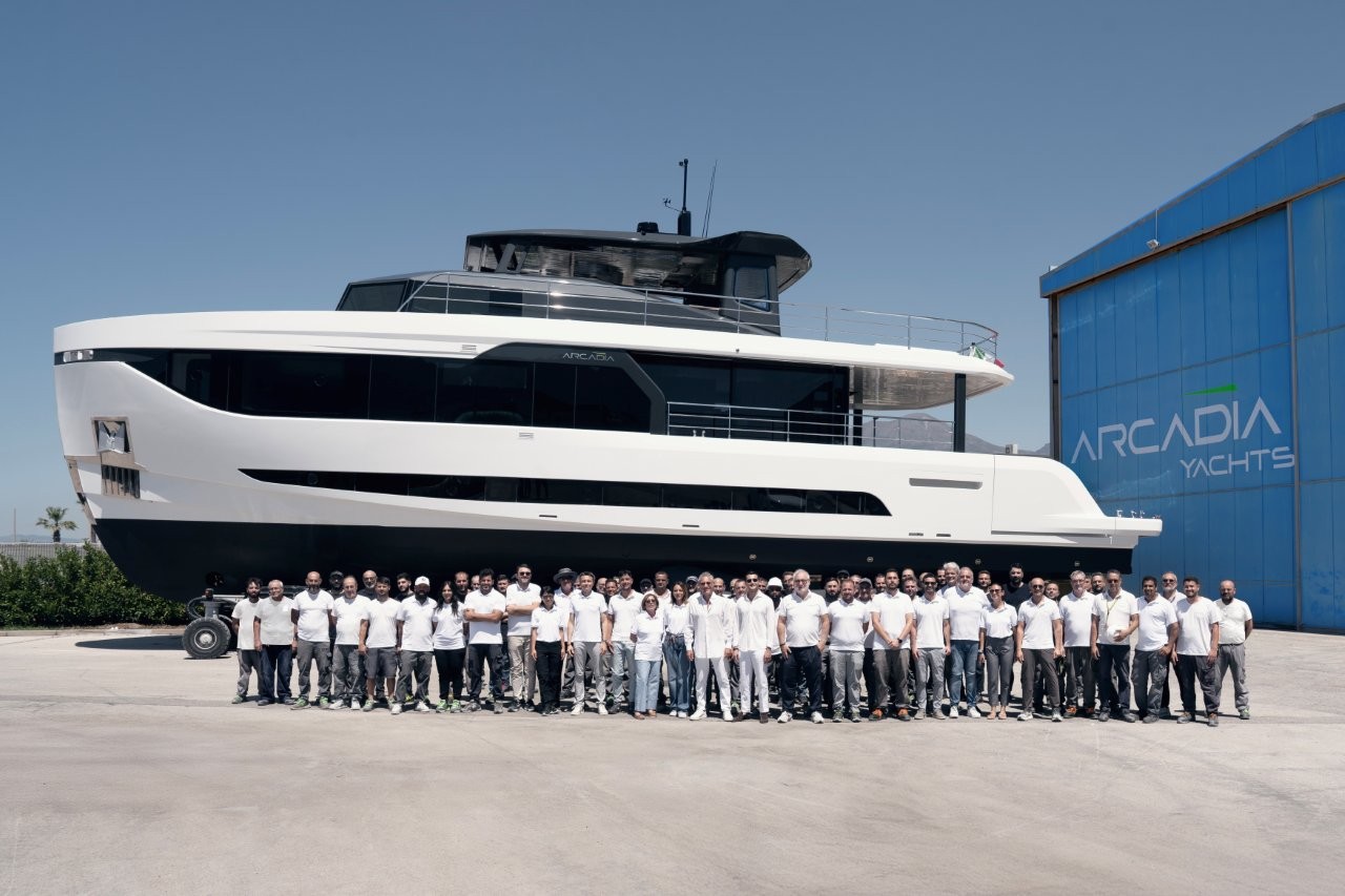 Arcadia Yachts celebrates the launch of a new A80, the model that pioneered a fresh way to experience yachts under 24 metres, combining generous spaces, quality of life on board and seamless connection with the water in a design that has been turning heads since the yacht’s debut. 